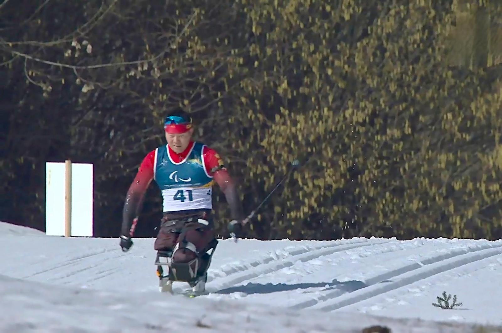 王涛在比赛中奋力滑行