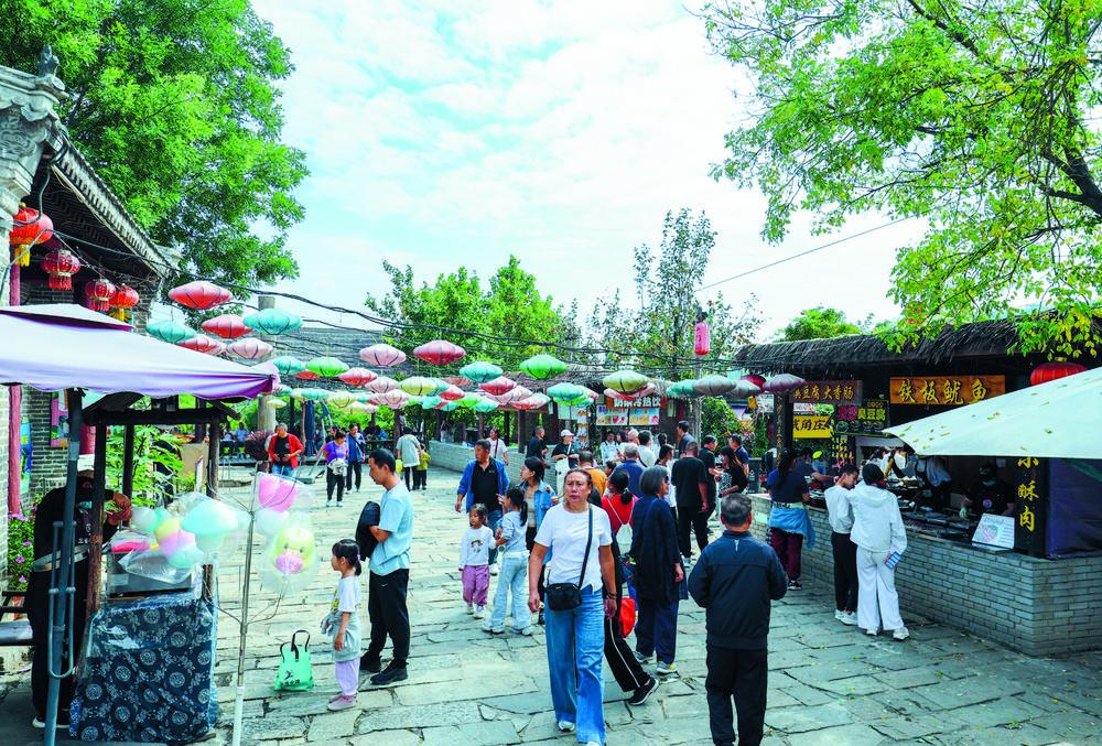 石家庄市鹿泉区白鹿泉乡土门关驿道小镇让游人流连忘返。