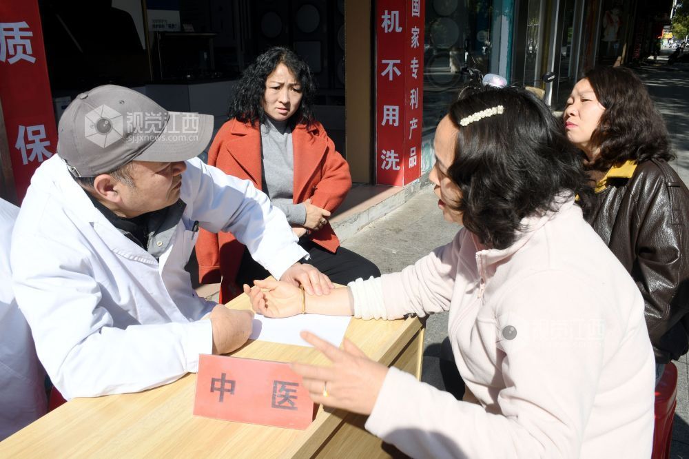 江西南丰：世界肾脏日义诊进社区（图）