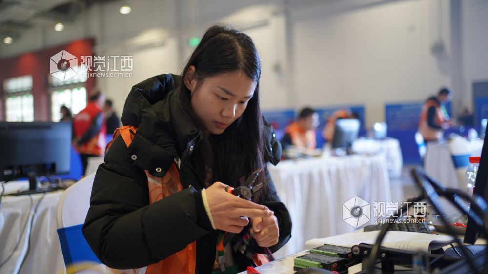 图为电工项目比赛现场。