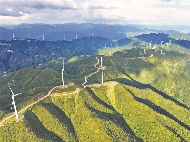 2025年9月9日,俯瞰泰和县水槎乡风力发电场。当地充分开发利用高山风力资源,兴建风力发电场,助力绿色低碳发展。特约通讯员 邓和平摄