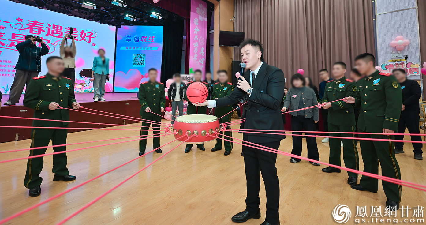 男女嘉宾在轻松愉悦的游戏中拉近距离