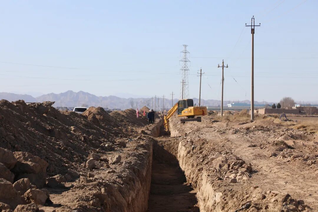 △挖掘机压实供水管沟