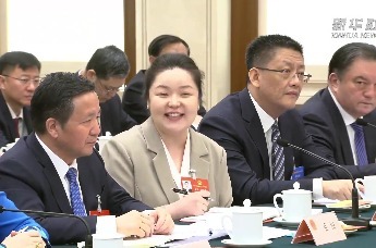 新华社丨新疆代表团开放日，女代表竞相邀请看大美新疆