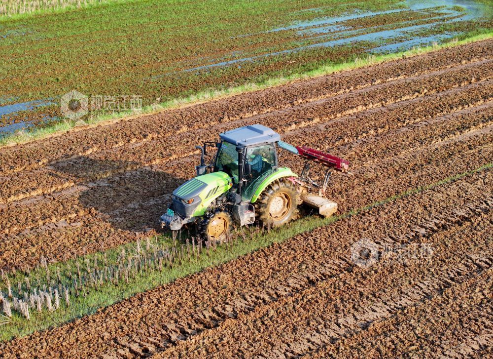 2026年3月10日，江西省吉安市泰和县万合镇高樟村，农民驾驶拖拉机正在翻耕整地。