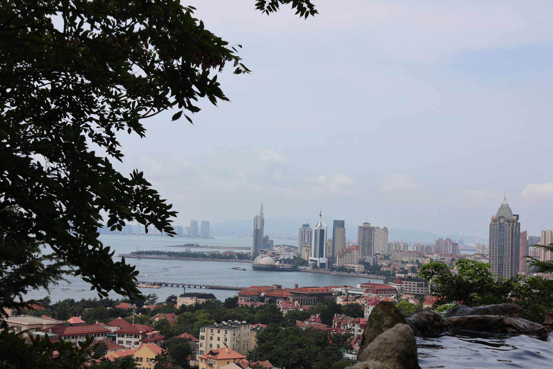 一米六垃圾桶“出圈”走红 青岛文旅的“反向”逻辑