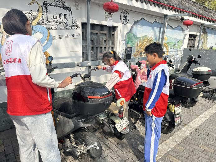 耐心规整乱停车辆