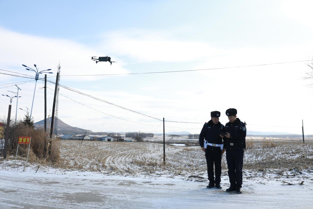 尚志市公安局民警运用无人机巡飞对重点区域全天候监控