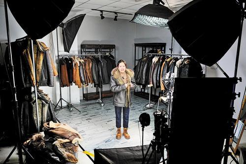 3月2日，辛集电商直播基地，主播在进行皮衣直播带货。 本报记者 史晟全摄