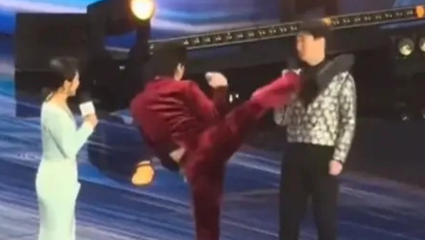 “向佐差点踢到主持人的头”登热搜，主持人回应“确实有点被吓到”，向佐道歉：那一脚吓到你很对不起，对不起对不起对不起100遍
