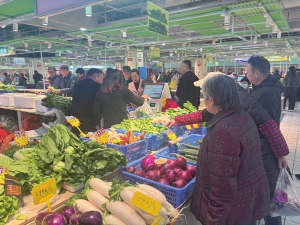 长沙市雨花区三丰市集内，市民正在采购食材。仝若楠 摄