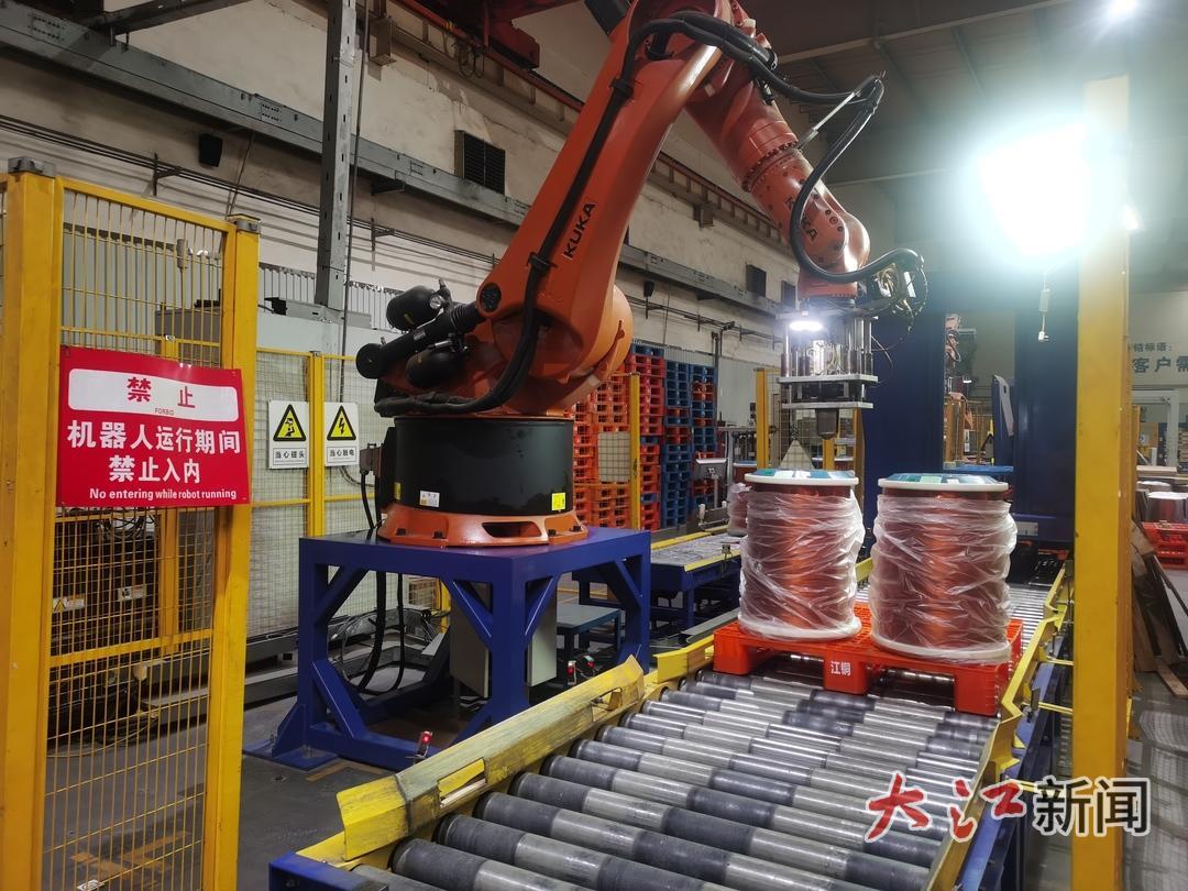 江铜集团加工事业部漆包线分厂，机器人正在作业。摄影左阳天