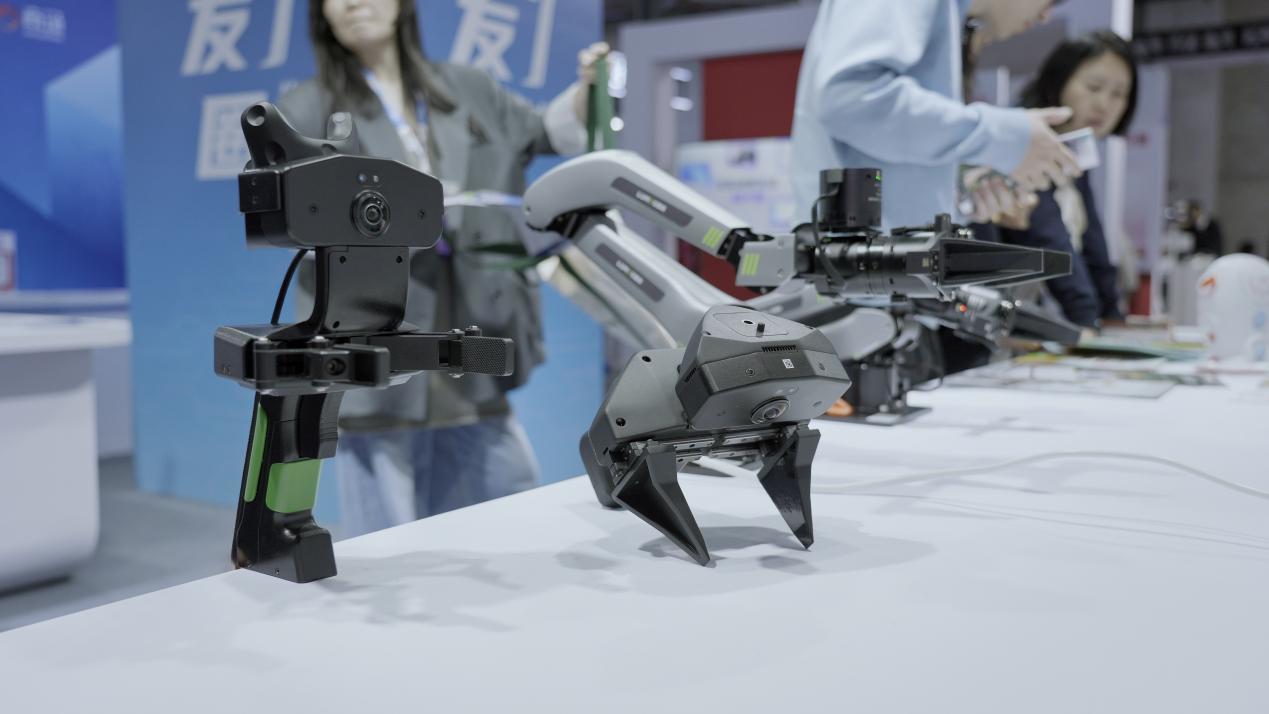 鹿明机器人AWE2026发布FastUMI Ego:全球首款无需建图的第一人称数采方案