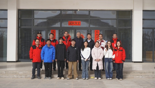 校领导和毕业后扎根新疆教育一线学生合影