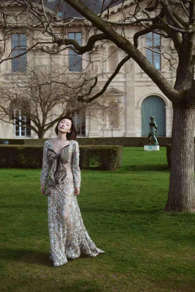 周冬雨漫步草坪。