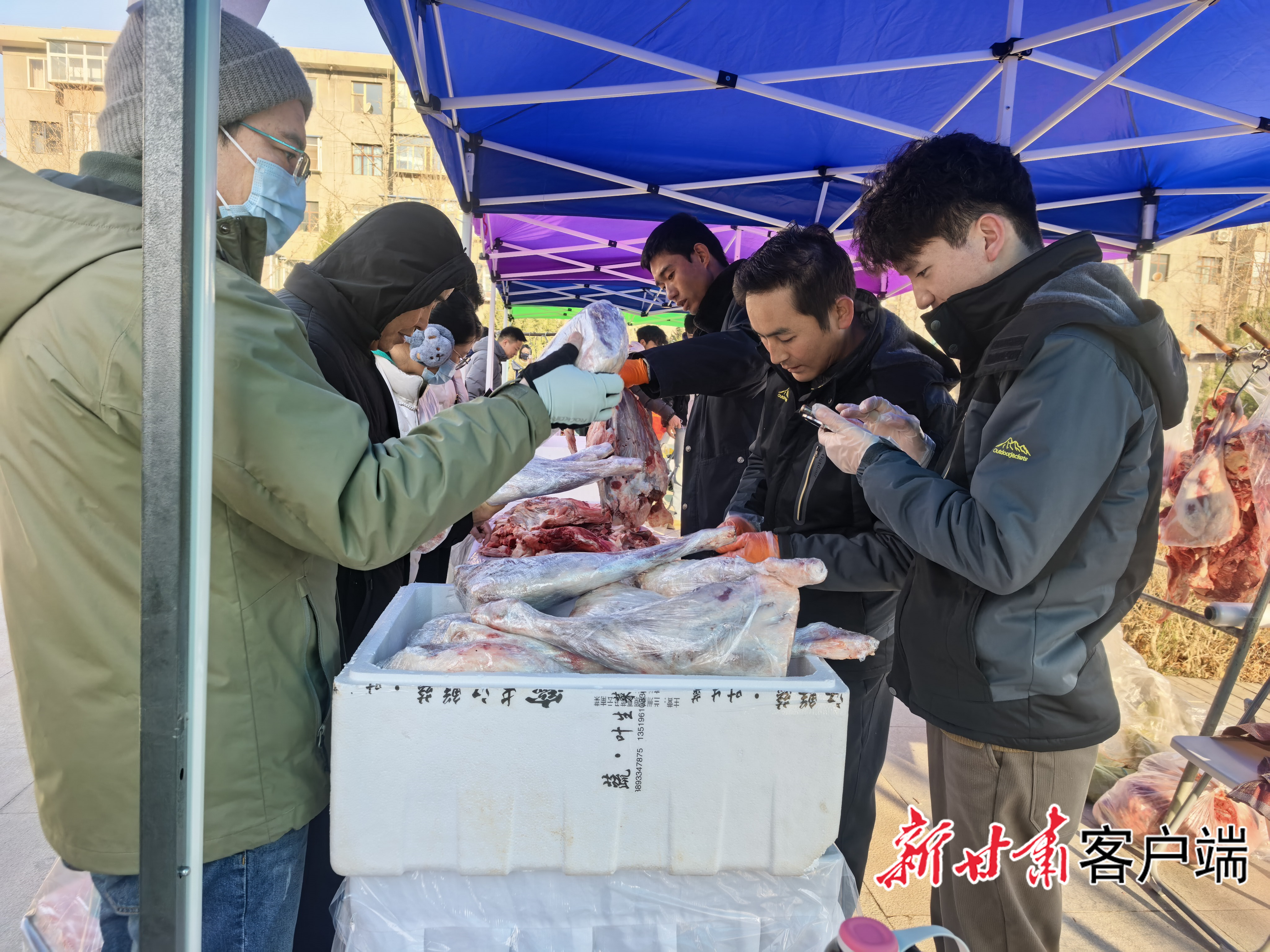 兰州市民购买东乡羊肉（资料图）