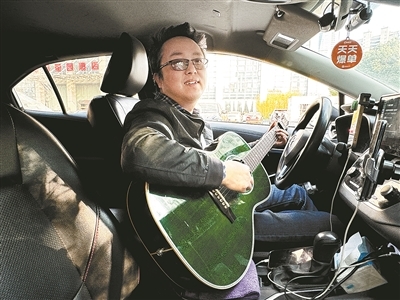 邓根金闲暇时间在车里弹吉他唱歌