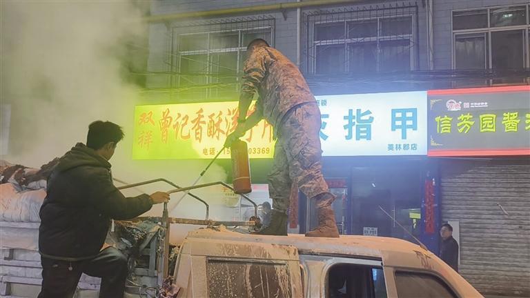 张祖涛正在灭火