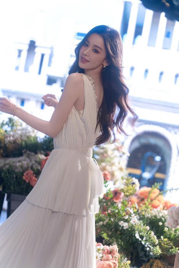 娜扎笑靥如花，女神范儿拉满。