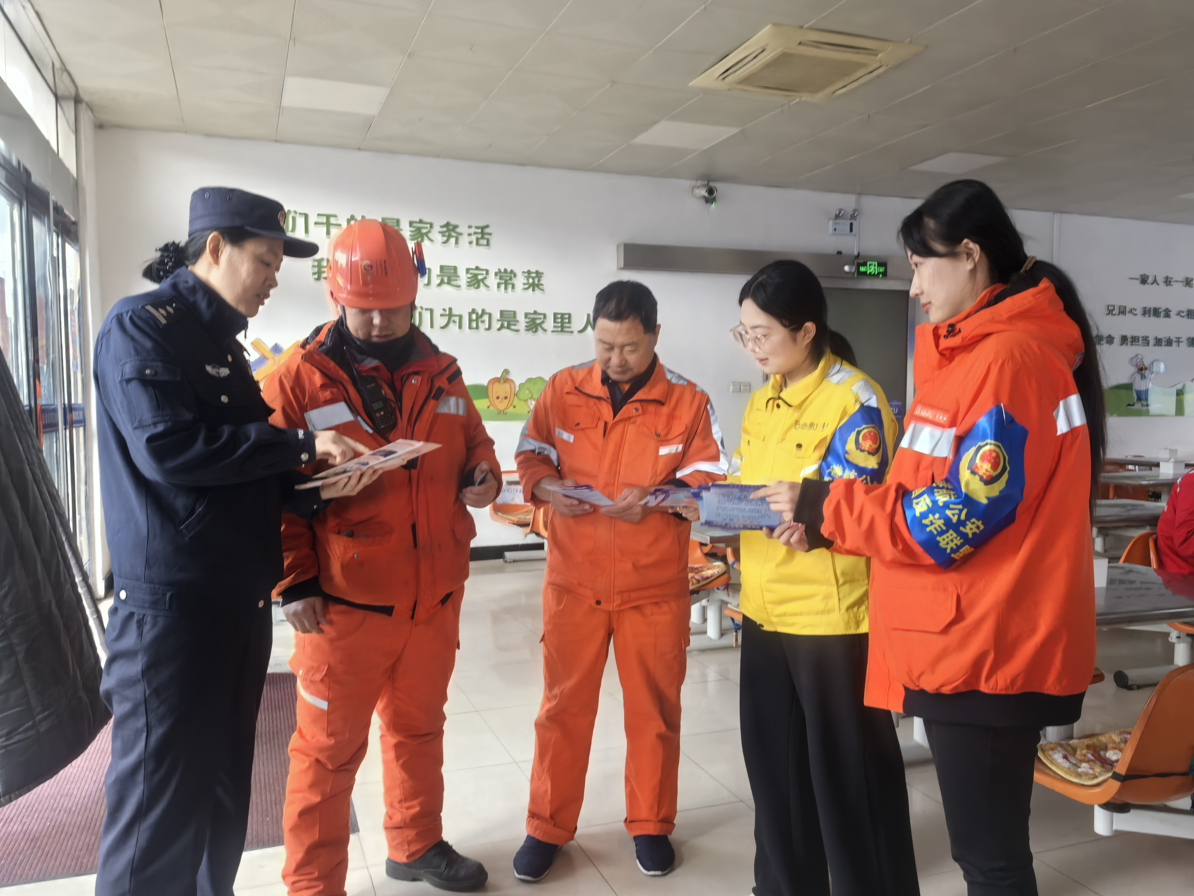 巾帼反诈守前湾 同心共筑无诈港——前湾南港区“巾帼反诈联盟”先进事迹材料