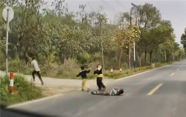 小鹏辅助驾驶突然触发减速绕行 车主接管靠近一看冷汗直流