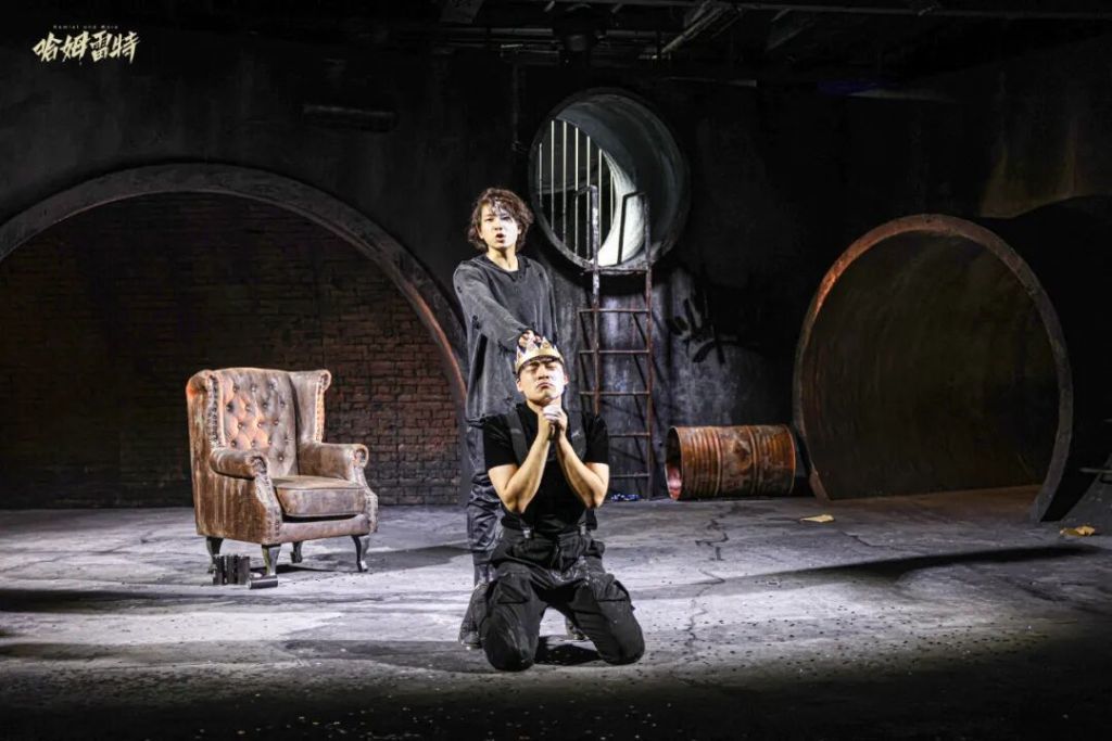 演出剧照：魏嘉诚饰演王子，王俊淇（前跪者）饰演克劳狄斯。