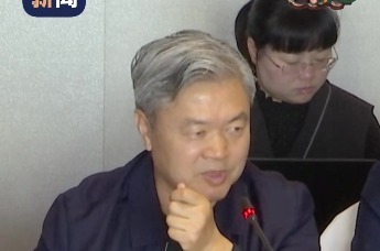 全国政协委员、中国传媒大学党委书记廖祥忠:中国传媒大学一口气砍掉16个本科专业，因为未来是”人机分工时代”，教育变革迫在眉睫，课堂教学需进行彻底重构。