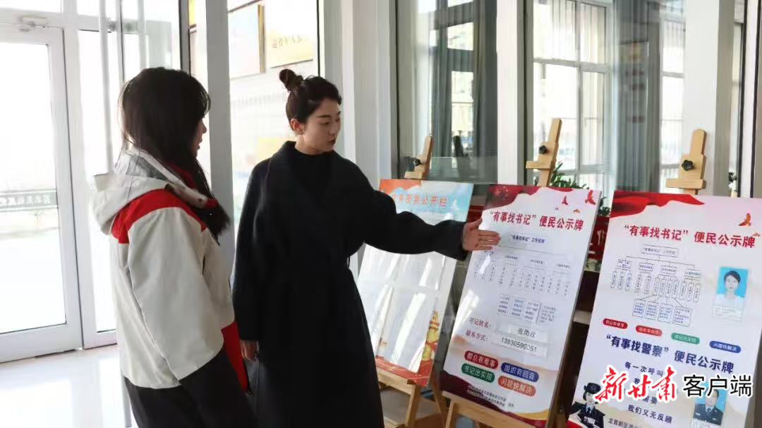 金川区新华路街道昌丰里社区党委书记向居民介绍“有事找书记”工作机制