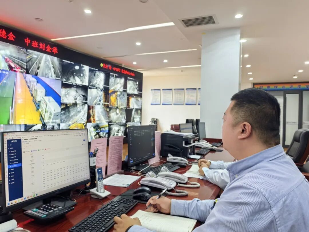 邵寨煤业公司的工作人员在调度室记录生产数据