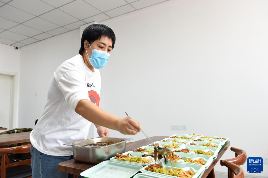 3月5日,工作人员在吉林公主岭市东洼社区敬老餐厅为出行不便老人打包午餐。
