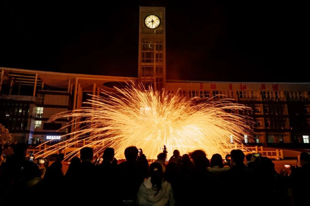 河南高校出彩开学季，郑州城市职业学院报到日仪式感拉满