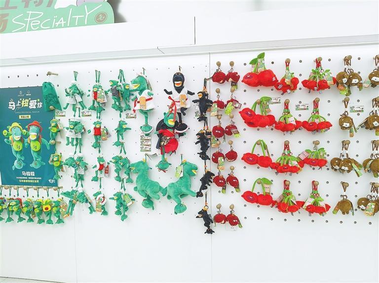 省博物馆文创生活馆墙面上挂着各式包挂 新甘肃·甘肃日报记者 王君洁