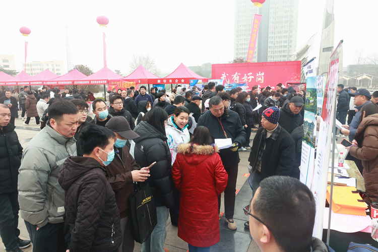 廊坊市人社局组织52家企业到邯郸市开展现场招聘。图为招聘会现场。