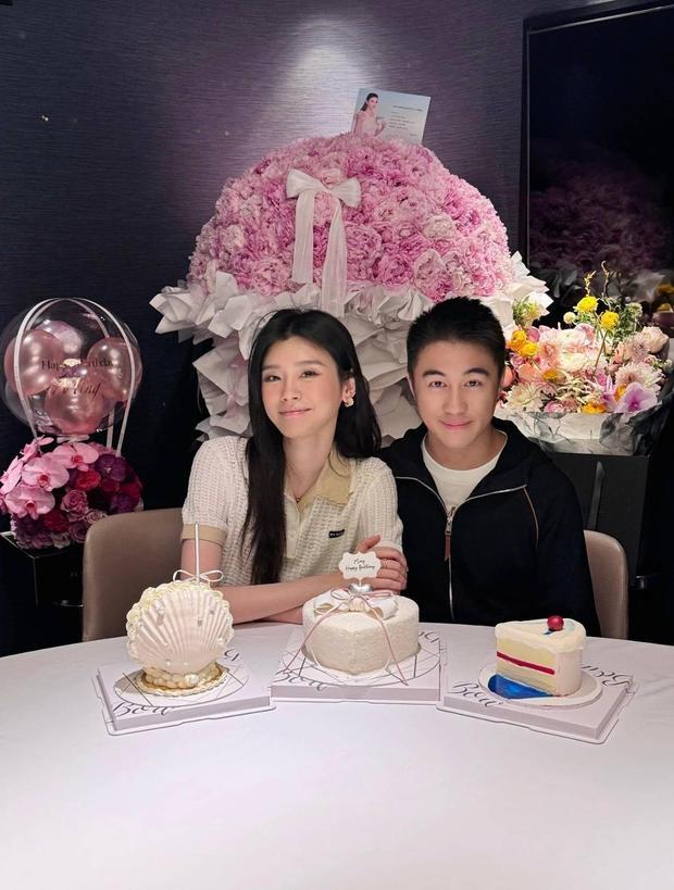 何猷君为妻子奚梦瑶庆祝生日，夫妻俩感情甜蜜，越来越有夫妻相。