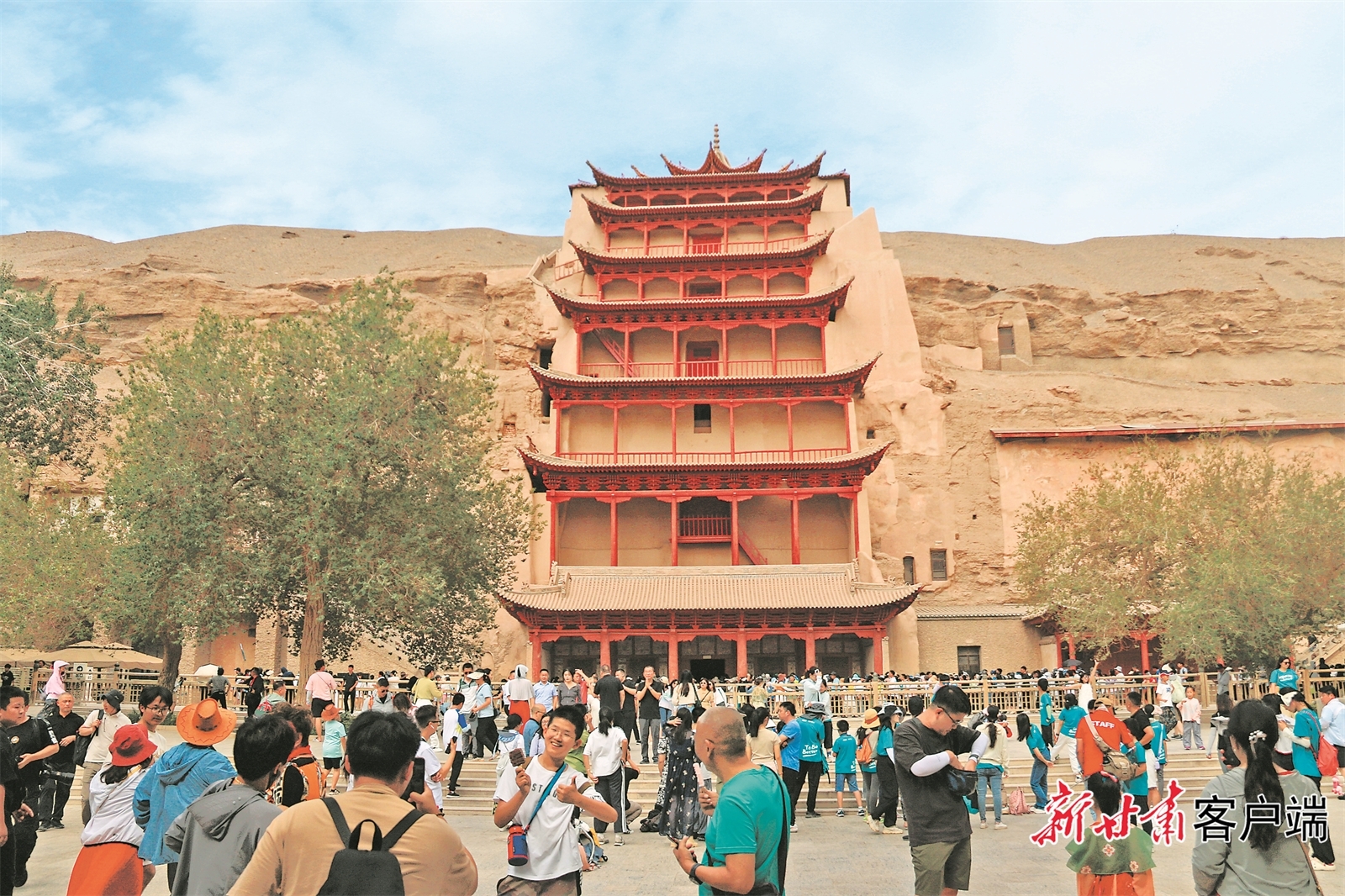 游客在敦煌莫高窟景区游览　新甘肃&middot;甘肃日报通讯员　张晓亮（资料图）