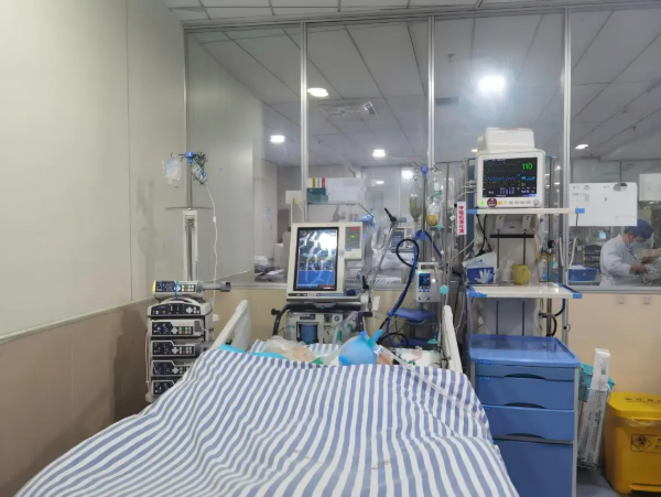 历经13天昼夜救治，患者成功脱险，生命体征恢复平稳。长沙晚报通讯员 宁凤玲 欧阳斓 刘祉希 供图