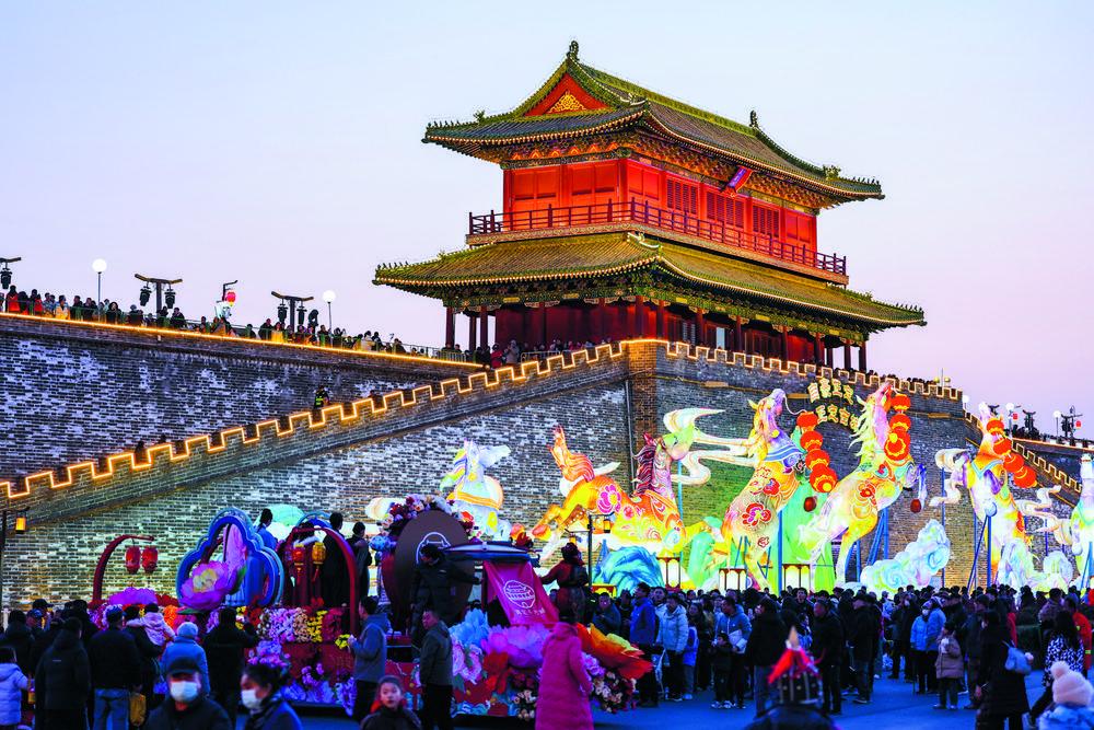 游客在河北省石家庄市正定古城参观旅游。