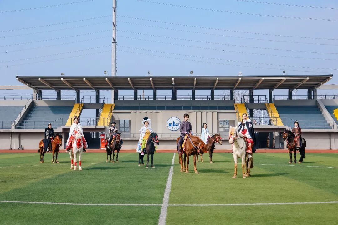 河南高校出彩开学季，郑州城市职业学院报到日仪式感拉满