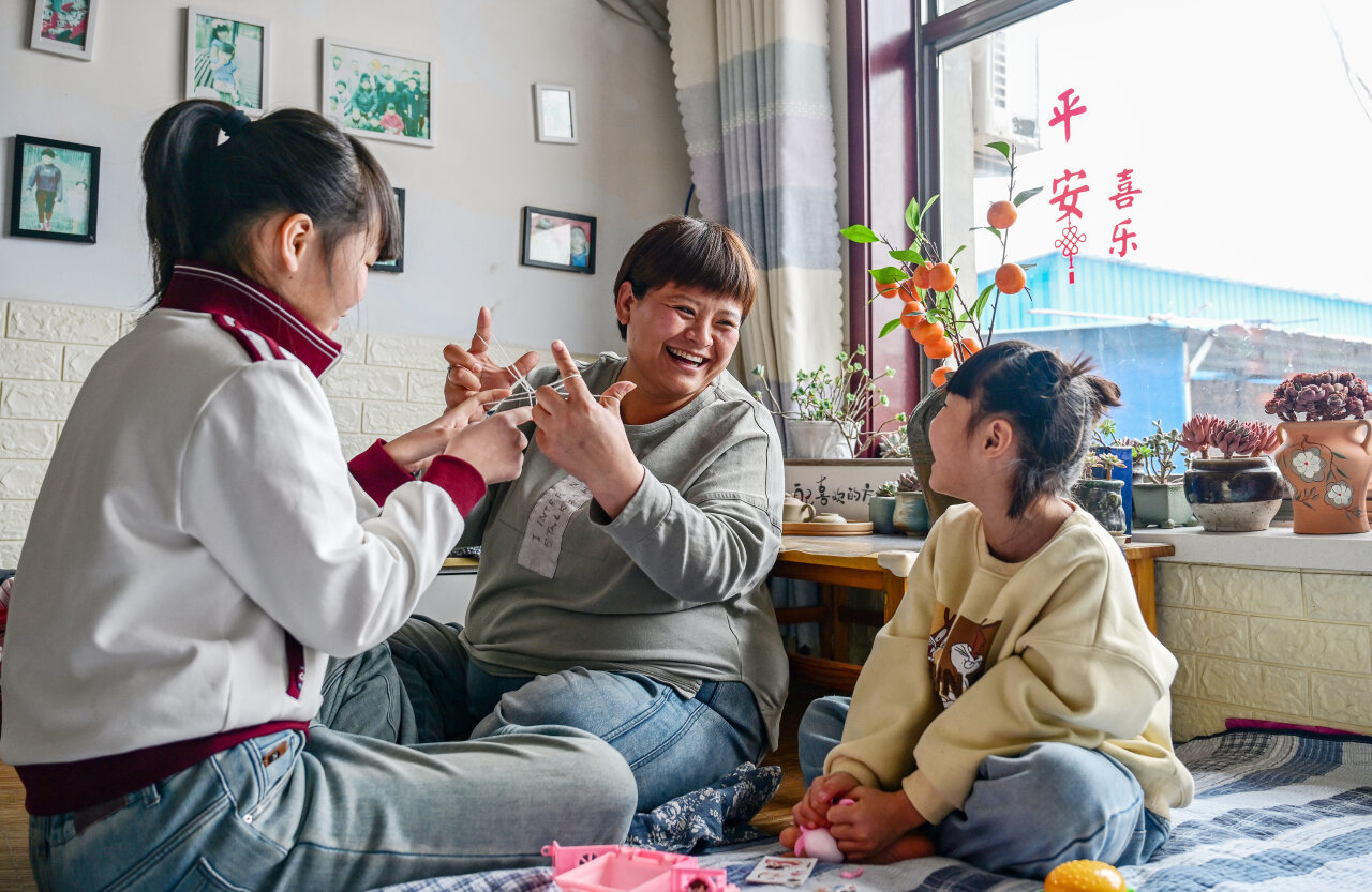 2025年3月2日，阜城县“爱心妈妈”王梦雨与两个“女儿”一起开心游戏。（河北日报资料片）河北日报记者 李东宇摄