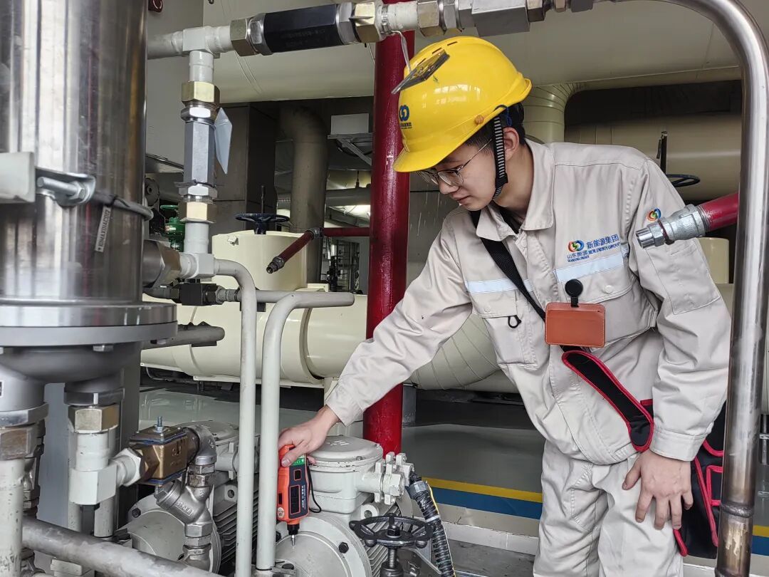 灵台电厂的巡检人员正在测试EH油泵振动情况