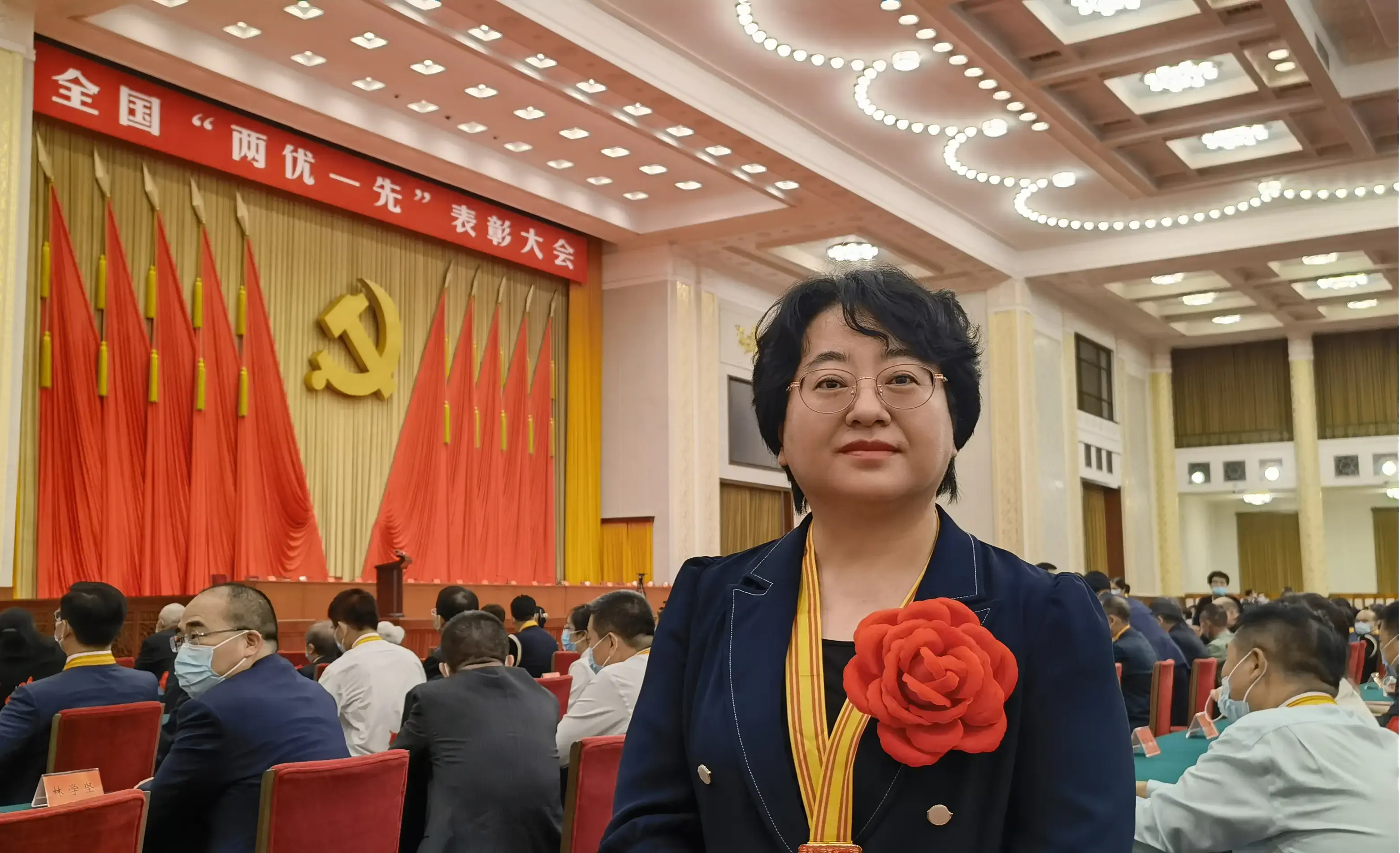 图：侯莉在人民大会堂接受表彰