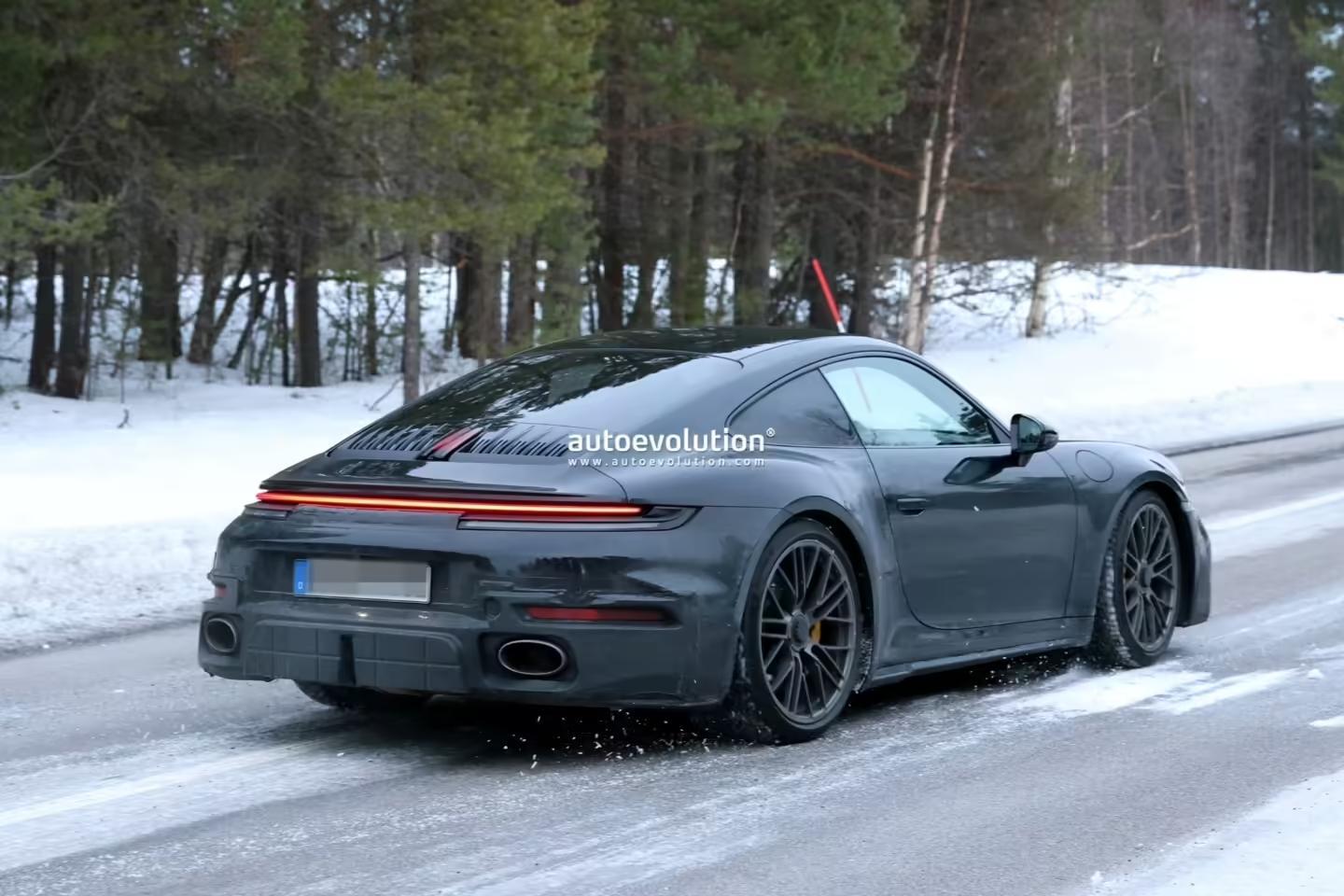 保时捷2027款911 Turbo Touring高性能跑车路测图曝光