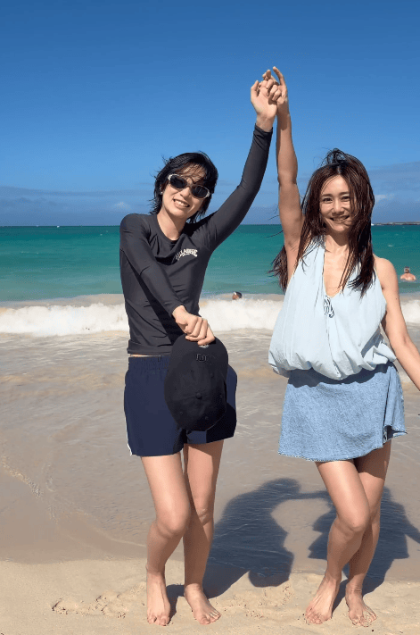 二人在海边开心玩耍，十分惬意。