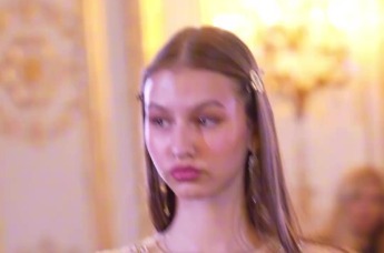 这波文化输出攒劲!中国新疆设计师携艾德莱斯闪耀巴黎