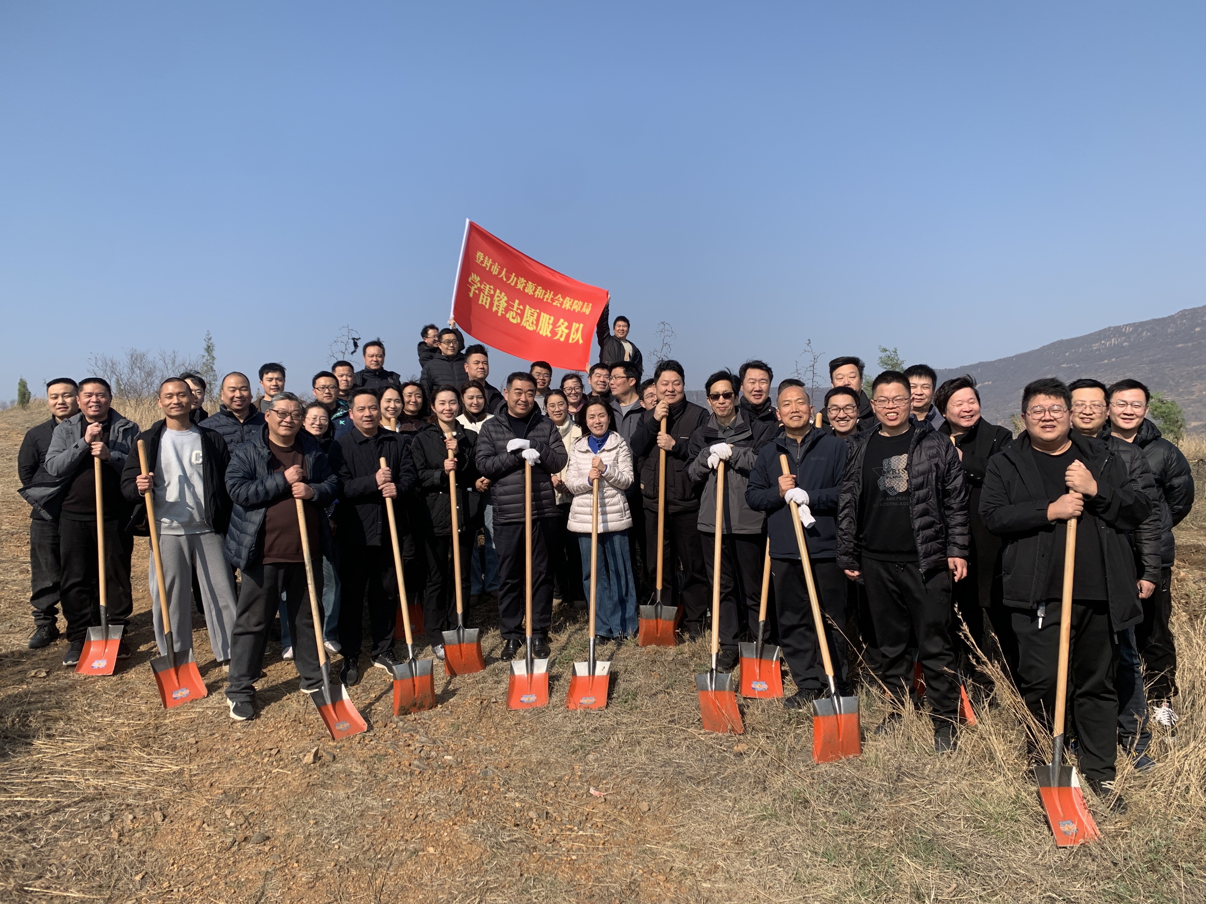 登封市人社局开展义务植树活动