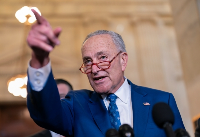 特朗普说战争快结束了,防长说刚开始,民主党炮轰