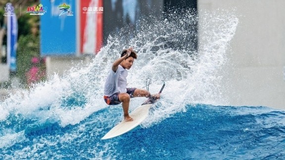 浪聚万宁 逐梦青春——2026年全国冲浪U系列赛(海南万宁站)激情开赛