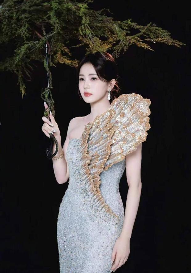 白鹿置身水雾中灵动梦幻。