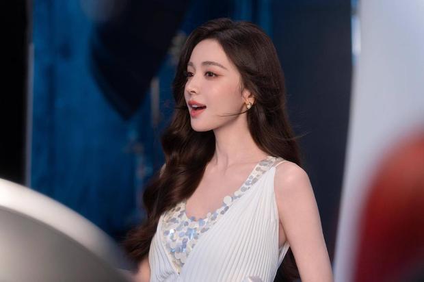 娜扎的面容粉嫩，肌肤Q弹可破，状态超好。