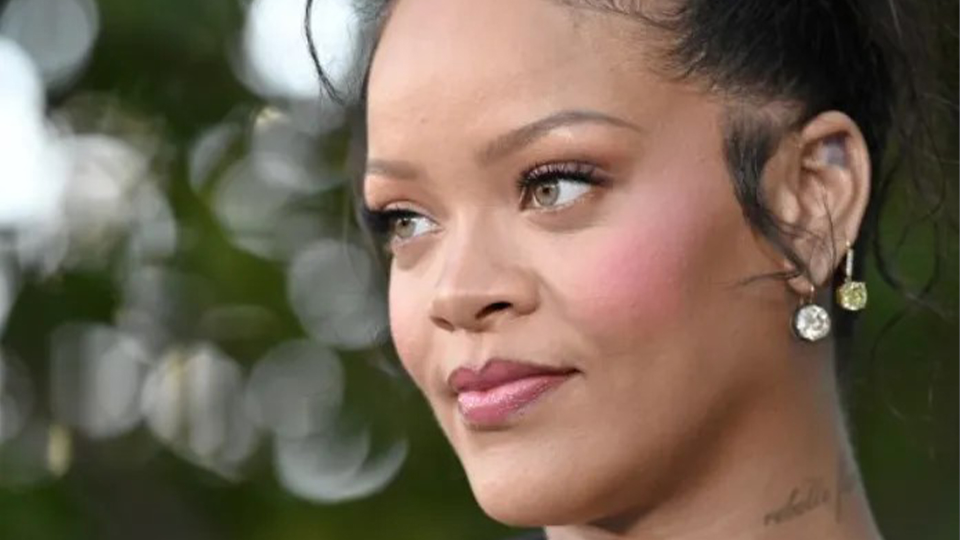 蕾哈娜位于比弗利山庄的豪宅遭枪击，事发时本人在家，警方：一名30岁的女性嫌疑人已被捕，作案动机尚不明确